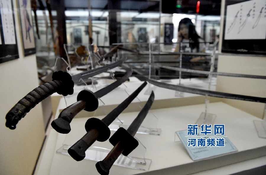 4月26日，參觀者在兵器展覽館內(nèi)參觀。