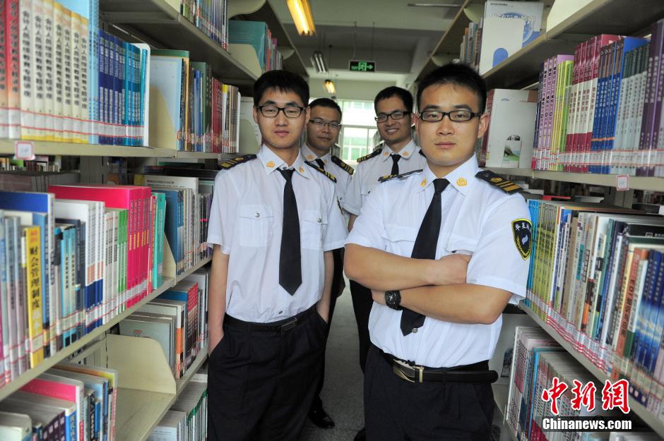 　5月8日，武漢輕工大學(xué)圖書(shū)館保安吳濤、江力、黃凱、萬(wàn)文杰。中新社發(fā) 張暢 攝