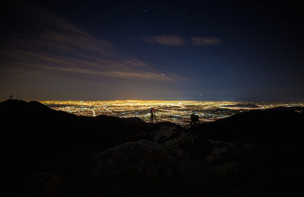 制作一部20秒鐘的短片需要拍攝近450張類似照片。（網(wǎng)頁截圖）