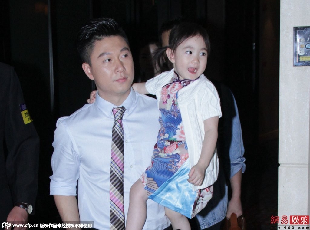 女兒奧莉身穿花旗袍配白色外套，還不停做表情賣(mài)萌搶鏡。