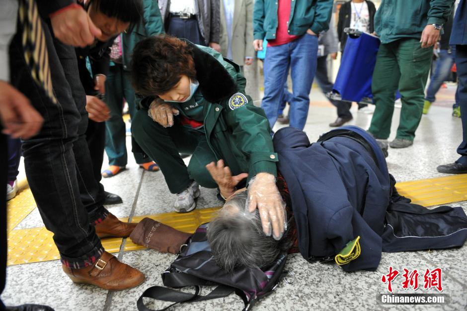 74歲老太地鐵站臺摔倒稱“有老保，不訛人”