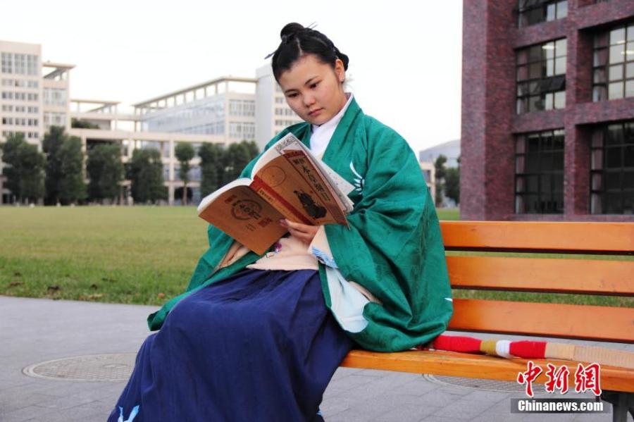 穿漢服在校園讀書(shū)的胡雅潔。
