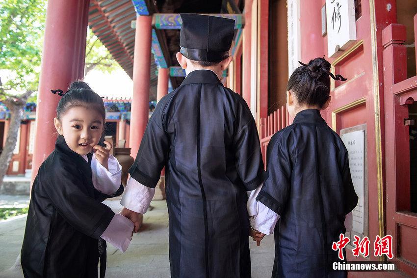 三萌娃扮“道士”玩游戲喚醒網(wǎng)友兒時(shí)記憶