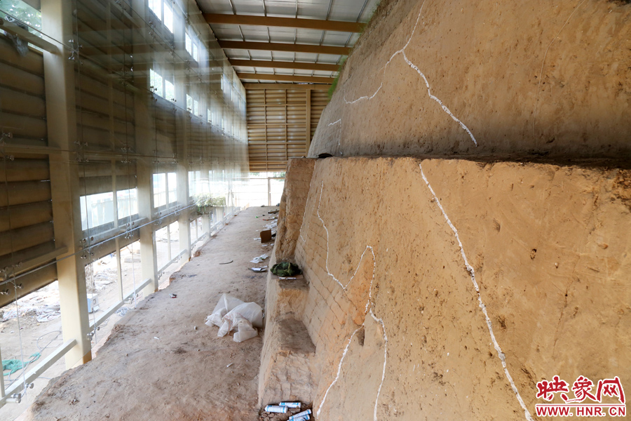 按照最初的設(shè)計，東側(cè)城墻內(nèi)規(guī)劃有一個1~2米寬的小展廳。