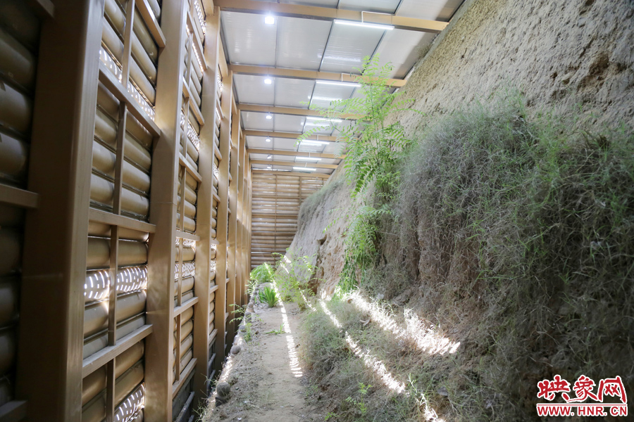 鄭州市商城遺址保護(hù)管理處對該節(jié)點1700米城垣兩側(cè)斷面遺址進(jìn)行保護(hù)性設(shè)施建設(shè)。