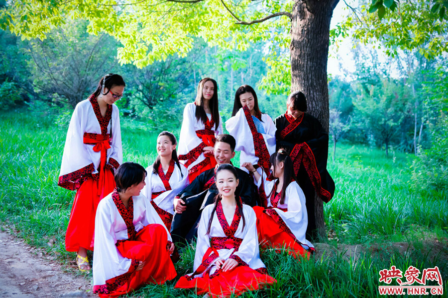 這片樹蔭留下我們太多的歡聲笑語(yǔ)。