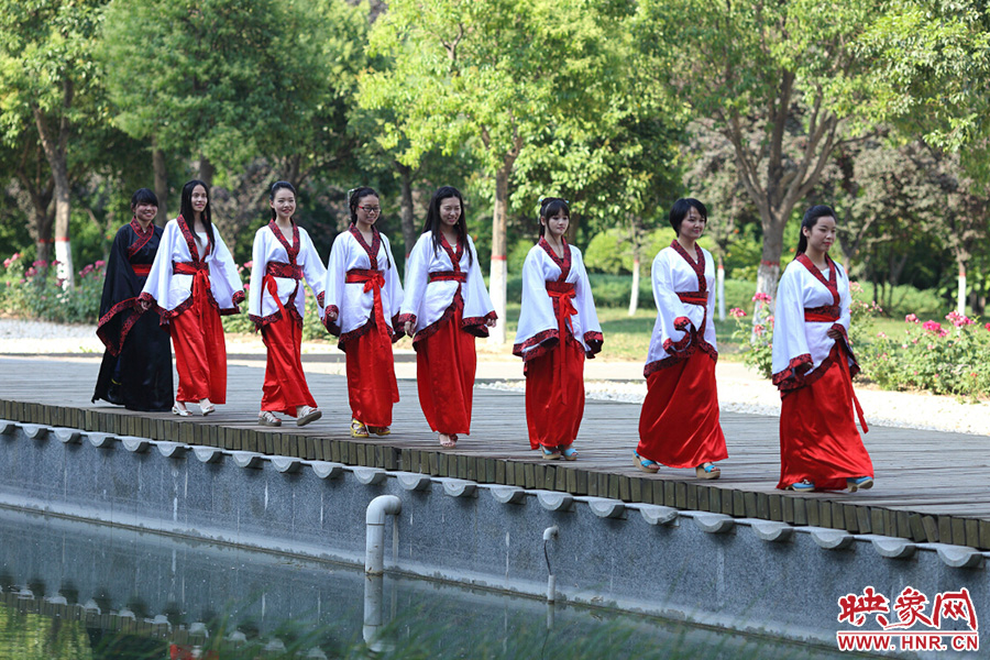 在校園里再走走，下次又不知道是何年何時(shí)。