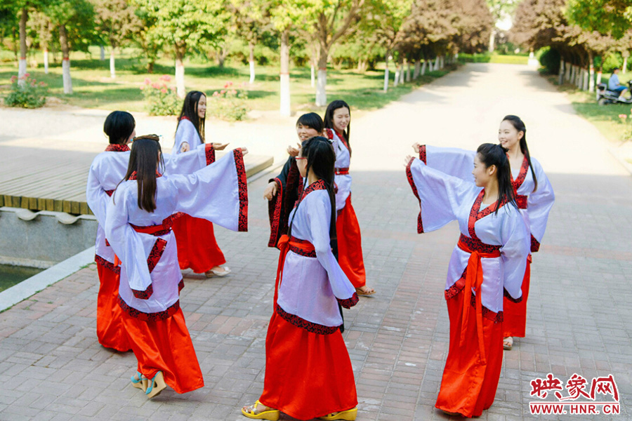 走遍校園的每個(gè)角落，只為你能盡可能將有關(guān)的記憶都帶走。