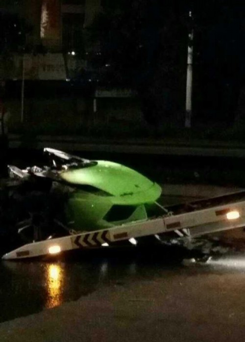 蘭博基尼跑車(chē)撞貨車(chē)燒成廢鐵 司機(jī)當(dāng)場(chǎng)死亡