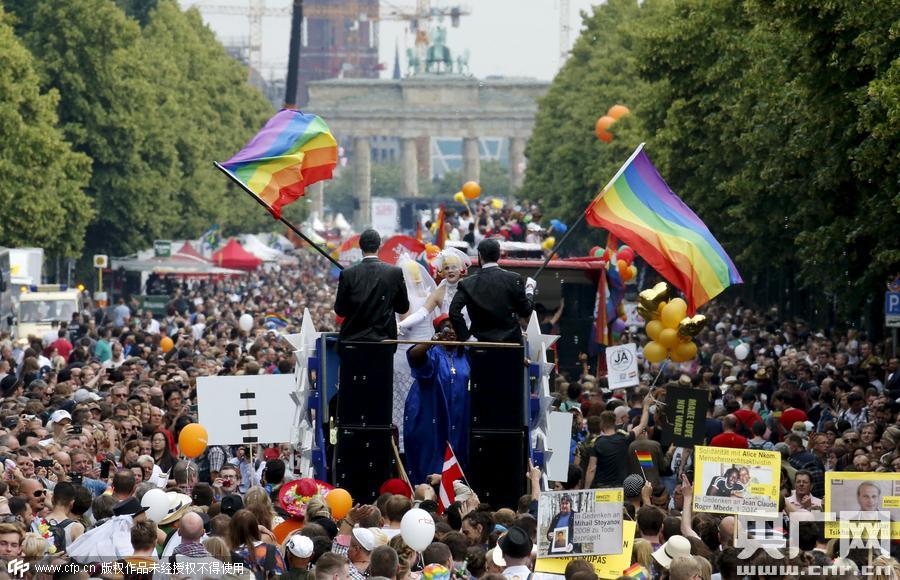 德國(guó)柏林，當(dāng)?shù)嘏e行同性戀驕傲大游行