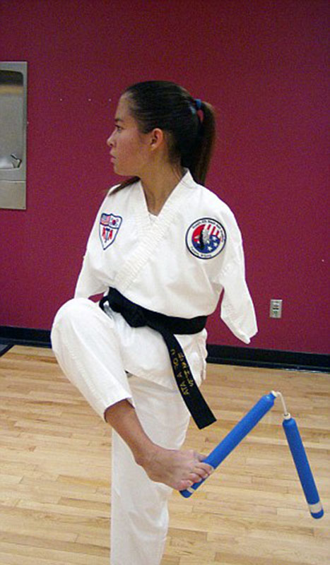 美國“勵(lì)志姐”天生無雙臂 用腳開飛機(jī)彈鋼琴