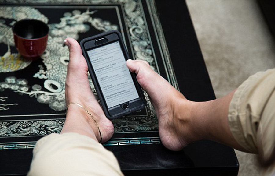 美國“勵(lì)志姐”天生無雙臂 用腳開飛機(jī)彈鋼琴