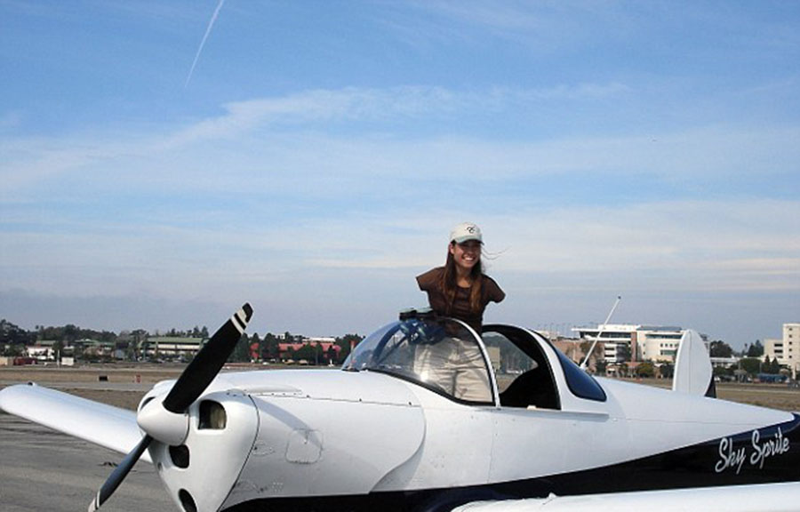 美國“勵(lì)志姐”天生無雙臂 用腳開飛機(jī)彈鋼琴