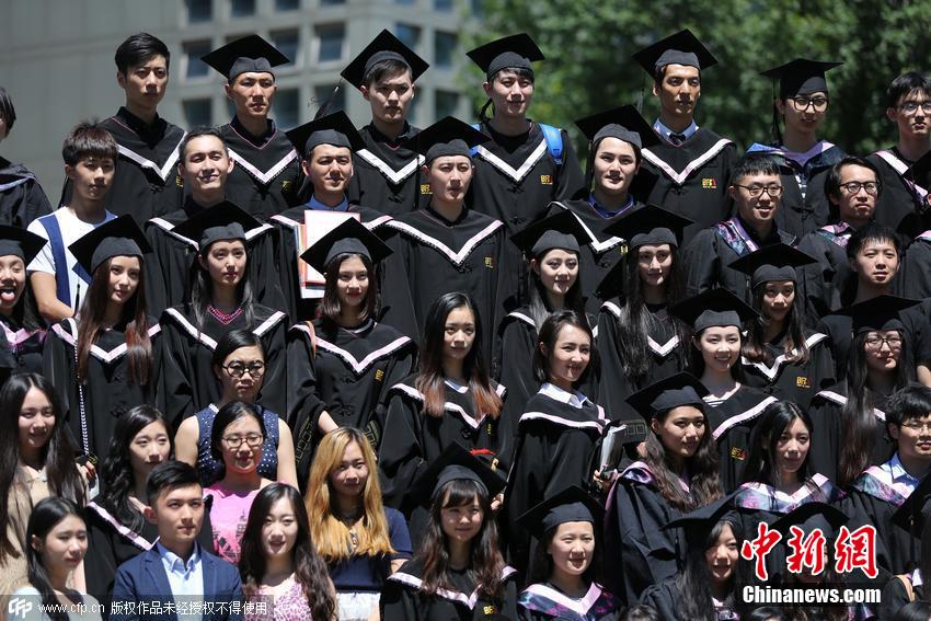 北影本科畢業(yè)典禮 美女學(xué)生素顏難掩清新