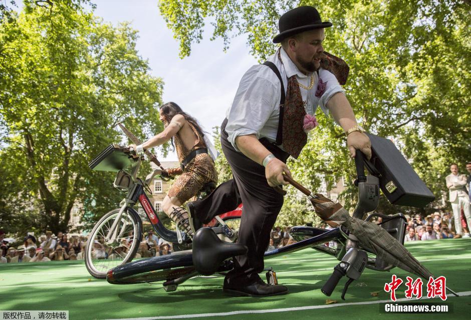倫敦紳士運(yùn)動會 騎車“擊傘”人仰馬翻