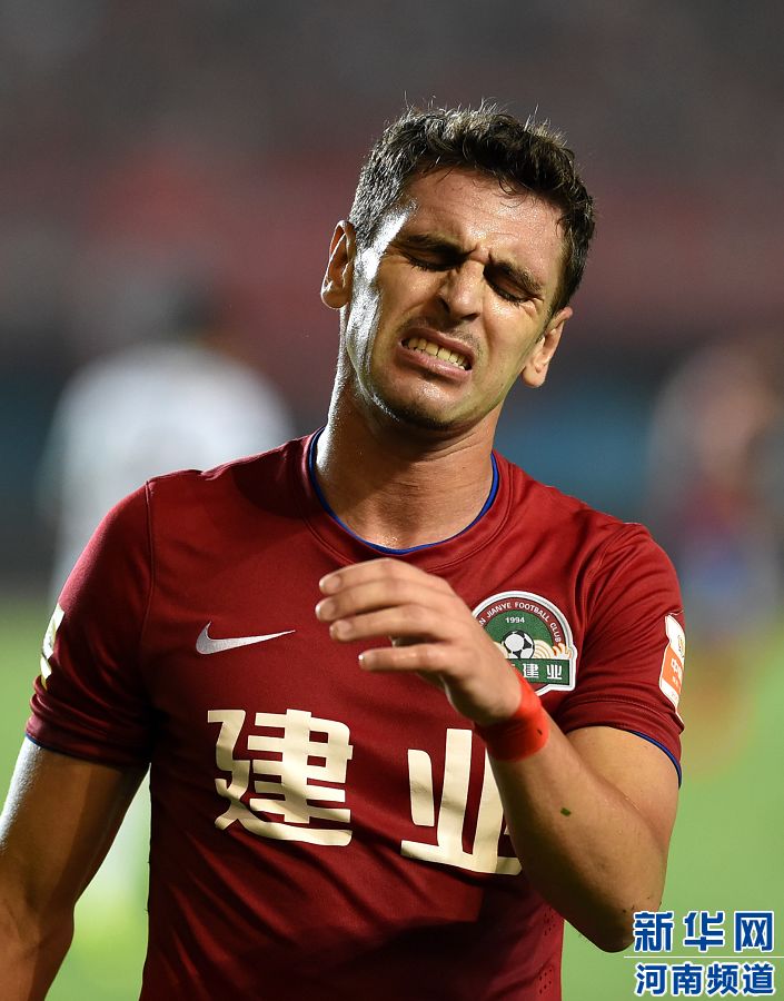 7月19日，河南建業(yè)隊球員伊沃錯失破門機(jī)會。新華社記者李博攝