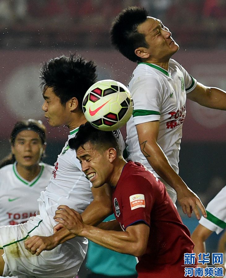 7月19日，河南建業(yè)隊球員哈維爾（右二）在比賽中與對手爭搶頭球。