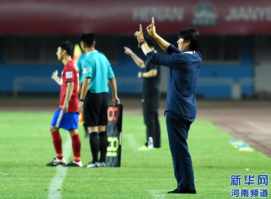 7月19日，河南建業(yè)隊主教練賈秀全（右一）在場邊指揮。