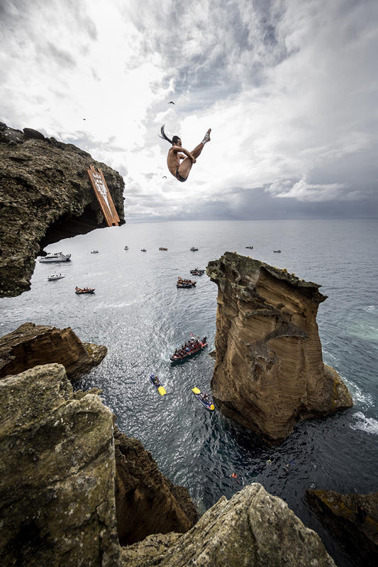 葡萄牙舉行懸崖跳水 場(chǎng)面驚險(xiǎn)壯觀