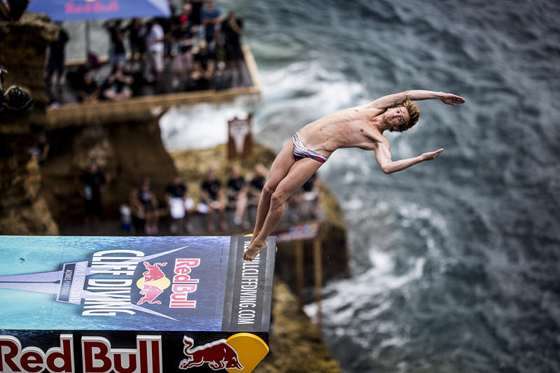 葡萄牙舉行懸崖跳水 場(chǎng)面驚險(xiǎn)壯觀