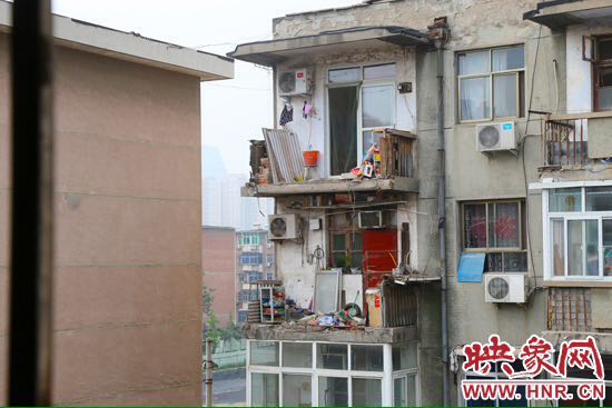 樓上多處陽臺出現(xiàn)裂縫，隨時有掉落危險