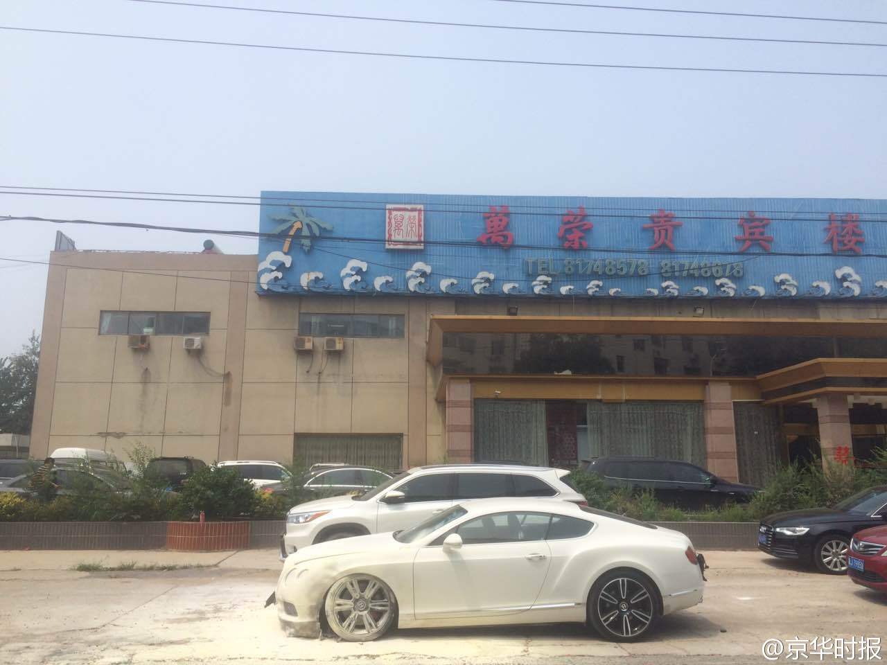 新郎租400萬豪車迎親被鞭炮點(diǎn)燃