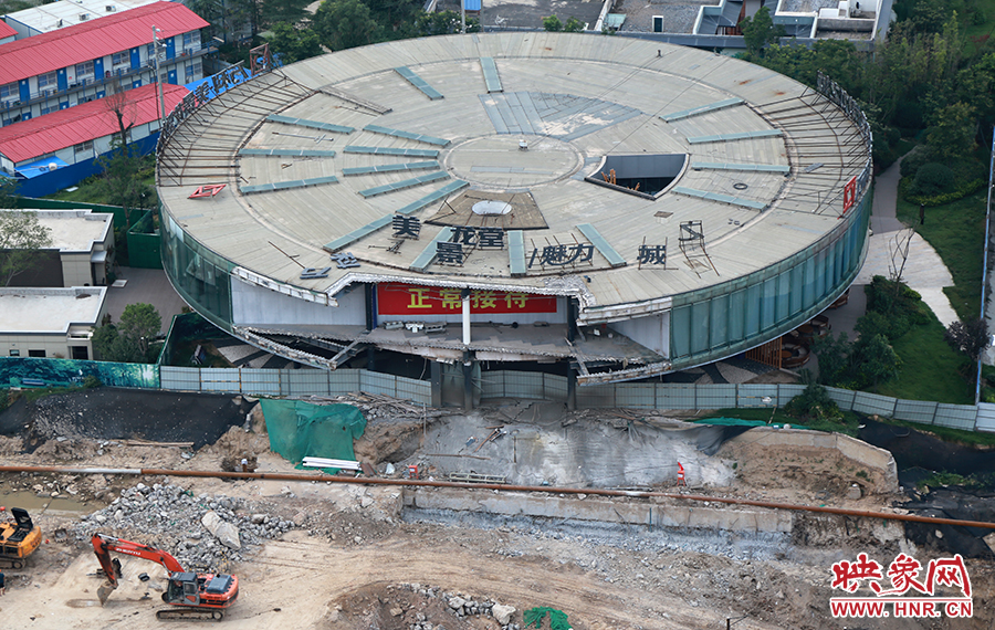 售樓部被拆掉一個(gè)角，仍在正常使用