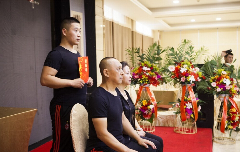 長(zhǎng)春散打總教頭舉行收徒儀式 行跪拜大禮