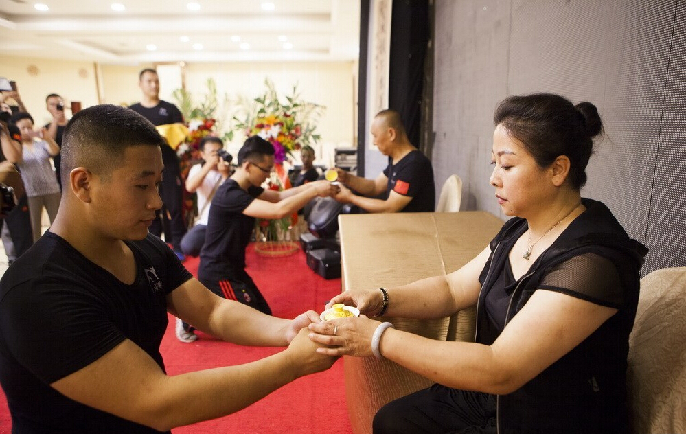 長(zhǎng)春散打總教頭舉行收徒儀式 行跪拜大禮