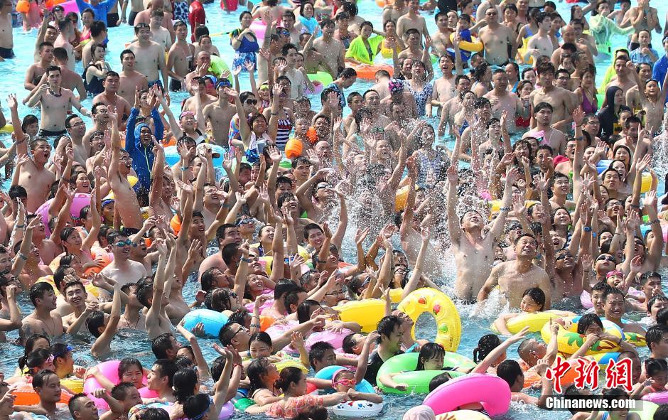 8月1日，民眾扎堆在南京湯山歡樂水魔方水上樂園戲水，享受“冰火兩重天”的涼爽和激情。連日來，中國大部分地區(qū)迎來高溫天氣。