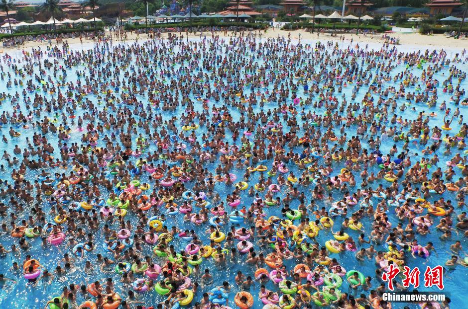 8月1日，民眾扎堆在南京湯山歡樂水魔方水上樂園戲水，享受“冰火兩重天”的涼爽和激情。連日來，中國大部分地區(qū)迎來高溫天氣。
