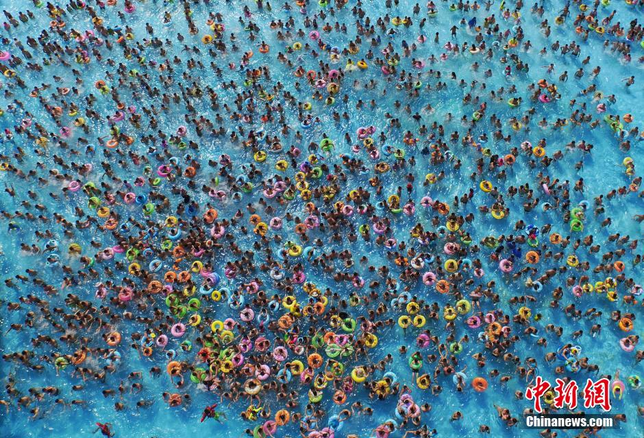 8月1日，民眾扎堆在南京湯山歡樂水魔方水上樂園戲水，享受“冰火兩重天”的涼爽和激情。連日來，中國大部分地區(qū)迎來高溫天氣。