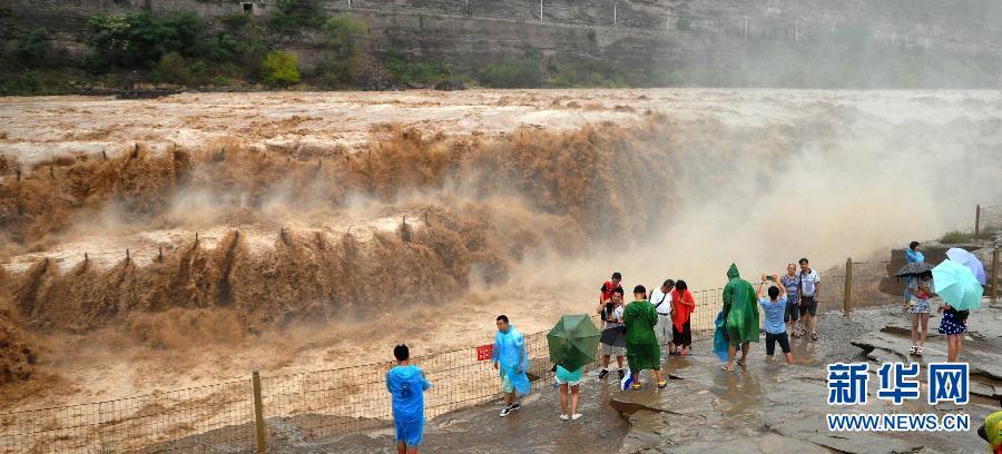 8月2日，游客在山西吉縣黃河壺口瀑布景區(qū)游覽觀瀑。