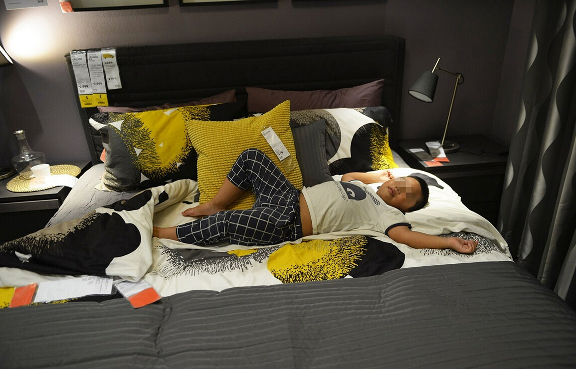 8月4日，杭州，“蹭涼族”在宜家杭州店的沙發(fā)或床鋪上休息。