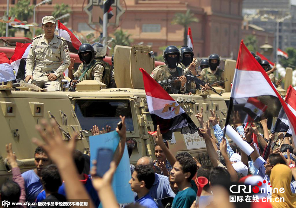 當(dāng)?shù)貢r間2015年8月6日，埃及開羅，民眾集會慶祝新蘇伊士運(yùn)河開通。圖片來源:CFP