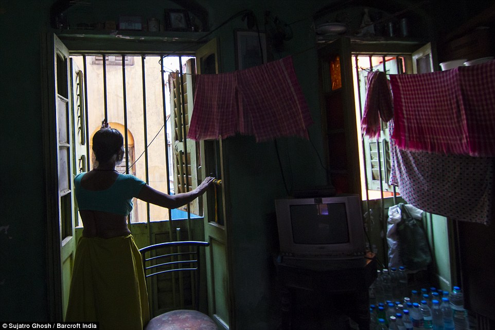 72歲的Maya Banarjee說(shuō)：“我已經(jīng)太老了，但是我不會(huì)離開(kāi)。”