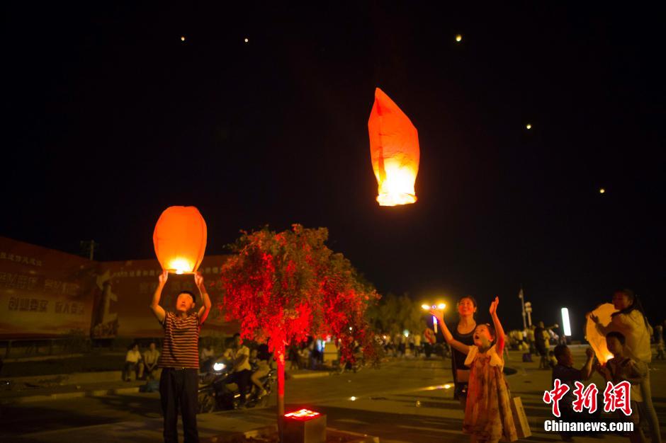 民眾燃起孔明燈助興。 張?jiān)?攝