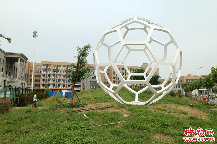 這是一座多邊形曲面藝術(shù)品，直徑約6米，剛剛建成，目前還沒有命名。