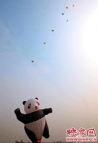 2015鄭州航展現(xiàn)場(chǎng)“仙女下凡” 觀眾直呼太贊了