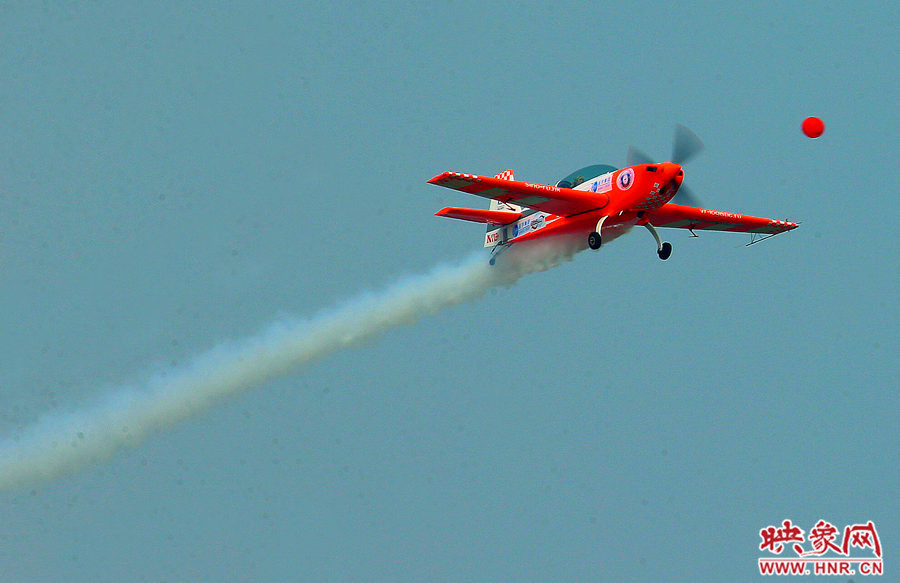 2015鄭州航展現(xiàn)場(chǎng)“仙女下凡” 觀眾直呼太贊了