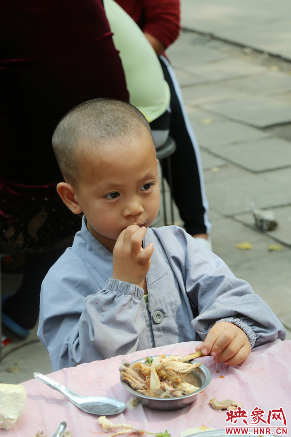 數(shù)百名少林武僧與家人團聚 跪謝父母現(xiàn)場痛哭