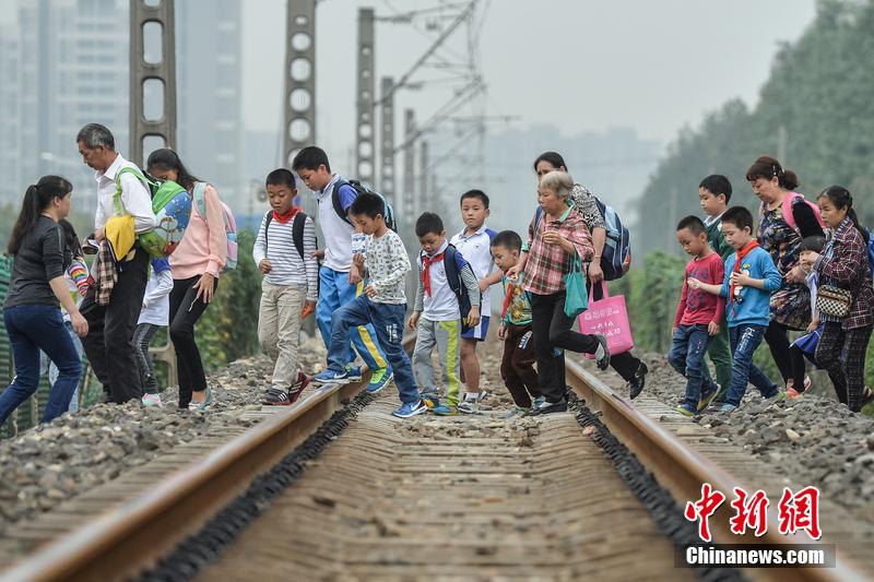 “玩命”回家路 數(shù)百小學生橫穿鐵路上下學