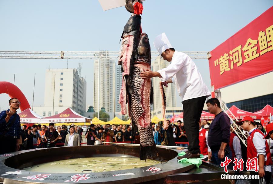 河南鄭州，一個直徑3.15米，深0.7米，可容納3噸高湯的“中原第一鍋”現(xiàn)場烹煮火鍋盛宴。