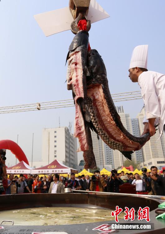 廚師對魚肉進行處理。 圖片來源：CFP視覺中國