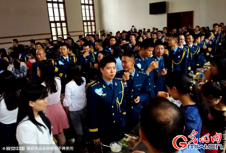 湖北武漢，“嫁人就嫁解放軍”，每年一屆的武漢軍旅姻緣會(huì)17日在駐漢空軍某指揮所文化活動(dòng)中心舉行