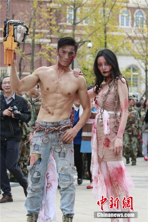 男神教師扮“鬼”學(xué)生稱其為“史上顏值最高男鬼”。何浠 攝