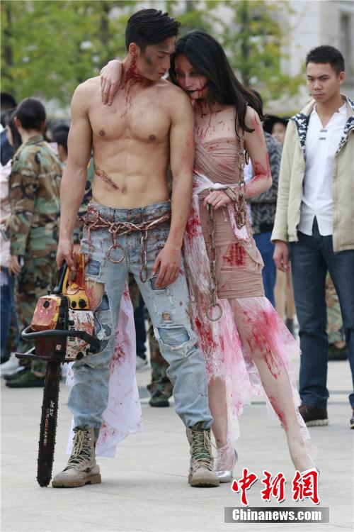 男神教師扮“鬼”學(xué)生稱其為“史上顏值最高男鬼”。何浠 攝