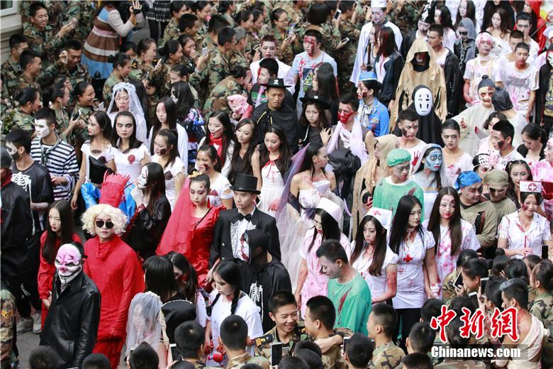 校園“萬圣節(jié)”恐怖化妝派對讓“群鬼”聚集。 何浠 攝
