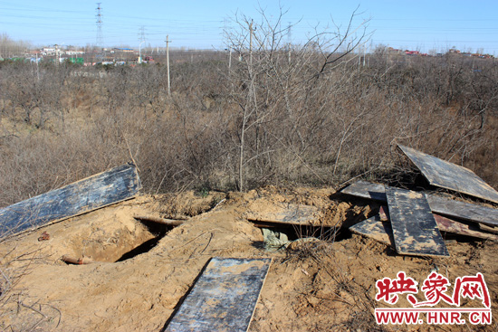 這次被盜的是位于北側(cè)的叔齊墓，墓塚上面有兩個(gè)盜洞，有十多米深。