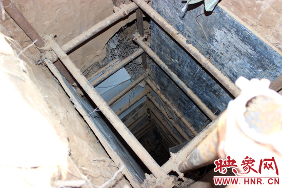 走上叔齊墓的頂端，可以清晰看到兩個(gè)沒有填土的坑洞，洞內(nèi)的四周從上往下放置著腳手架，深不見底。